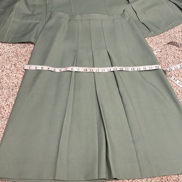 Vintage 70s polyester pleated skirt and blazer set in olive green - Picture 10 of 13